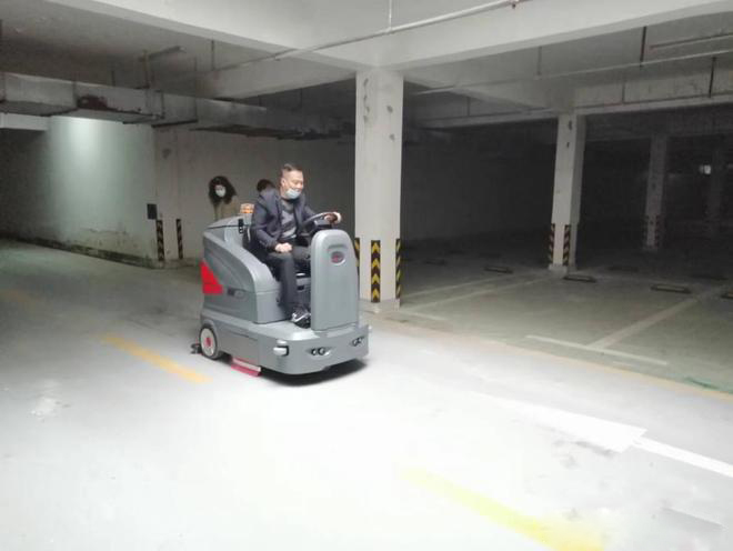 合肥小区物业保洁不用人力改用驾驶式洗地机了